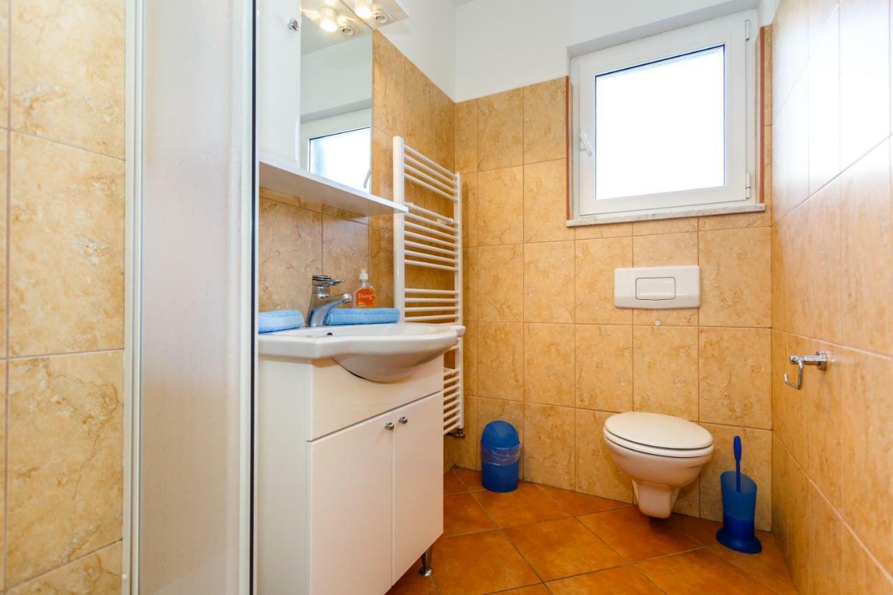 Apartment Anton Krk Town Esterno foto